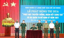 Lãnh đạo Ban Quản lý Lăng Chủ tịch Hồ Chí Minh ký xác nhận các cơ quan, đơn vị ký giao ước thi đua, sáng 11/6