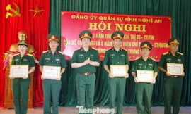  Thượng tá Thái Đức Hạnh,, Chính ủy Bộ CHQS tỉnh Nghệ An trao Giấy khen cho 5 tập thể có thành tích xuất sắc trong thực hiện Chỉ thị 05 giai đoạn 2016-2019 