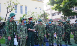 Lãnh đạo Bộ CHQS tỉnh Hà Tĩnh động viên 32 cán bộ, chiến sĩ lên đường thực hiện nhiệm vụ phòng chống dịch COVID-19 trên biên giới 