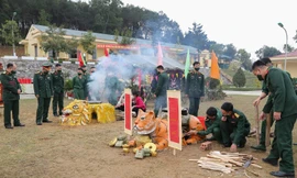 Chiến sĩ trẻ đắp bếp 'Ông Ba Mươi' nấu bánh chưng, bịt mắt bắt vịt