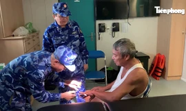 Cảnh sát biển vượt sóng dữ cứu nạn 43 thuyền viên 