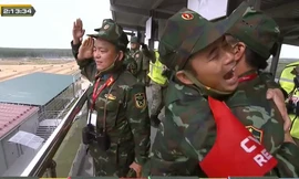 Đội trưởng đội tuyển Xe tăng Việt Nam Nguyễn Ngọc Thăng vui sướng ôm chầm lấy đồng đội khi kíp xe tăng số 3 về đích sớm nhất, kết thúc trận chung kết hoàn hảo