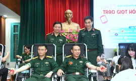 Hàng trăm quân nhân và sinh viên tham gia ngày hội trao giọt hồng yêu thương