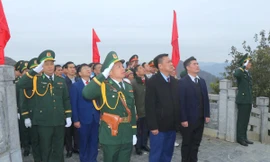 Lễ chào cờ thiêng liêng đón năm mới trên đỉnh núi Rồng 