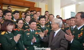 Tổng Bí thư, Chủ tịch nước Nguyễn Phú Trọng trò chuyện với cán bộ, ĐVTN trong Quân đội. Ảnh: Nguyễn Minh