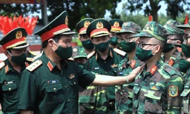 Thượng tướng Vũ Hải Sản, Thứ trưởng Bộ Quốc phòng động viên, giao nhiệm vụ cho đội hình vào Nam chi viện chống dịch, sáng 6/8