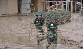 Cán bộ, học viên Trường Quân sự tỉnh Nghệ An giúp Trường Dân tộc nội trú huyện Con Cuông vận chuyển cơ sở vật chất ra khỏi khu vực ngập lụt