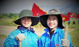 Rực sáng màu áo Đoàn, áo lính giúp người dân nơi biên giới