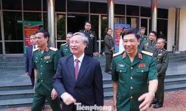 Ông Trần Quốc Vượng, Ủy viên Bộ Chính trị, Thường trực Ban Bí thư dự và phát biểu chỉ đạo tại lễ khai giảng của Học viện Quốc phòng