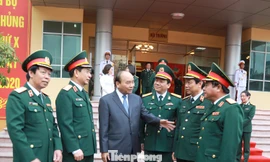 Thủ tướng Nguyễn Xuân Phúc trò chuyện với lãnh đạo, nguyên lãnh đạo Binh chủng Tăng - Thiết giáp, chiều 19/12