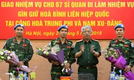 Lãnh đạo Bộ Quốc phòng chúc mừng các sĩ quan gìn giữ hoà bình vừa hoàn thành nhiệm vụ trở về nước. Ảnh: Nguyễn Minh