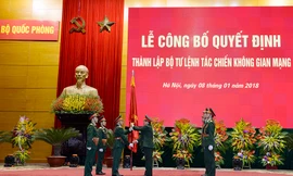 Đại tướng Ngô Xuân Lịch trao Quân kỳ Quyết thắng cho BTL Tác chiến không gian mạng tại lễ công bố thành lập, chiều 8/1