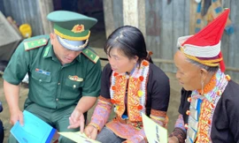 Đoàn viên quân hàm xanh Lai Châu xuống bản giúp dân