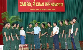 Lãnh đạo Học viện Chính trị trao đổi với các đại biểu về dự tọa đàm, chiều 20/6