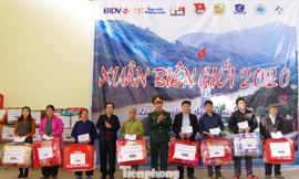 Đại diện Học viện Khoa học Quân sự và Đại học Ngoại ngữ trao tặng quà cho các gia đình ở xã Nậm Chảy