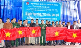 Thượng tá Lê Văn Trung và lãnh đạo Thị ủy Cửa Lò trao cờ Tổ quốc mới cho đại diện các chủ tàu thuyền trên địa bàn thị xã, sáng 17/12