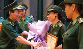 Thiếu tướng Đỗ Danh Vượng, Chính uỷ BĐBP trao thưởng cho các đơn vị xuất sắc tham dự liên hoan