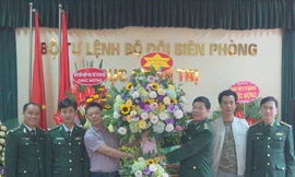 Đoàn đại biểu Báo Tiền Phong chúc mừng Cục Chính trị Bộ đội Biên phòng, chiều 1/3