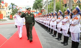 Thượng tướng A.V. Kartapolov và Phó Đô đốc Phạm Hoài Nam duyệt Đội danh dự Hải quân Nhân dân Việt Nam, sáng 23/10. Ảnh: QCHQ