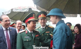 Thiếu tướng Trịnh Văn Quyết, Chính ủy Quân khu 2; Đại tá Đinh Quốc Hùng, Chính ủy Bộ CHQS tỉnh Phú Thọ động viên thanh niên lên đường nhập ngũ năm 2020