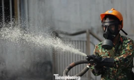 Cận cảnh bộ đội dùng súng phun hóa chất để tẩy độc Rạng Đông