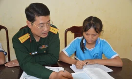 Đại úy Hiếu dạy học sinh mồ côi trên địa bàn học bài