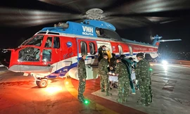 Quân đội điều trực thăng đưa quân nhân từ Trường Sa về đất liền cấp cứu