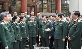 Lãnh đạo Quân ủy T.Ư - Bộ Quốc phòng trò chuyện với các GMTTB và triển vọng toàn quân 2020, sáng 17/3. Ảnh: Nguyễn Minh