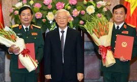 Tổng Bí thư, Chủ tịch nước trao quân hàm Thượng tướng cho hai sĩ quan cấp cao Quân đội
