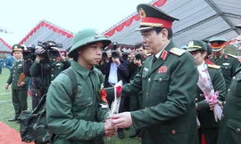 Đại tướng Lương Cường và Bí thư Thành ủy Hà Nội tiếp sức tân binh tòng quân