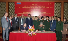 Thượng tướng Nguyễn Chí Vịnh, Thứ trưởng Bộ Quốc phòng và Viện sỹ Viện Hàn lâm Khoa học Nga Pavlov Dmitry Sergeevich ký biên bản Phiên họp lần thứ 28 Ủy ban Phối hợp về Trung tâm Nhiệt đới Việt - Nga, ngày 7/3