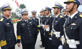 Tư lệnh Hải quân tiếp sức bộ đội diễu binh, diễu hành