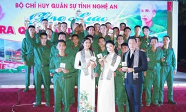 Hoa hậu Ngọc Hân, Á hậu Huyền My và ca sĩ Lê Xuân Hảo tặng sách và chụp ảnh lưu niệm với các chiến sĩ mới Trung đoàn 764