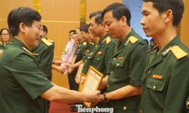 Tôn vinh điển hình học tập, làm theo gương Bác