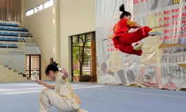 Xem đội Wushu Đoàn thể dục thể thao Biên phòng khổ luyện với đao, thương, kiếm