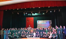 Các đại biểu về dự lễ kỷ niệm đã cùng nhau ôn lại những kỷ niệm một thời chiến đấu vì chính nghĩa, giúp nước bạn Campuchia