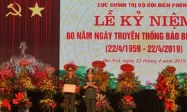 Thiếu tướng Đỗ Danh Vượng, Chính ủy BĐBP trao Bằng khen của Bộ Tư lệnh BĐBP tặng Báo Biên phòng tại lễ kỷ niệm