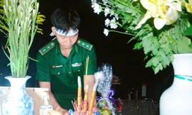 Nén nỗi đau xé lòng, trung úy Thông tưởng nhớ cha từ miền biên giới xa quê nhà. Ảnh: CTV