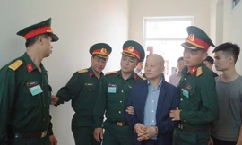 Dẫn giải bị cáo Đinh Ngọc Hệ ra khỏi phòng xử án sau phiên xét xử sáng nay. Ảnh: Nguyễn Minh