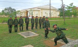 Chiến sĩ mới Trung đoàn Tu Vũ thi tài bắn súng, ném lựu đạn và đánh thuốc nổ 