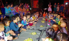 Chiến sĩ biên phòng mang tết Trung thu cho trẻ em biên giới