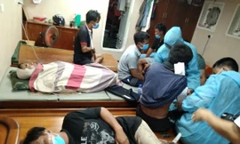 Quân y Biên phòng Quảng Trị chăm sức y tế cho 7 thuyền viên được cứu thoát, trên tàu cứu hộ cứu nạn của Đồn Biên phòng Cồn Cỏ
