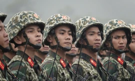 Đại tướng Nguyễn Tân Cương chỉ đạo hợp luyện diễu binh tại TB4