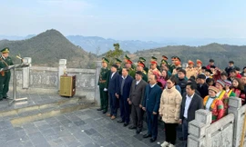 Thiêng liêng lễ chào cờ trên đỉnh núi Rồng ngày đầu năm mới Giáp Thìn 2024