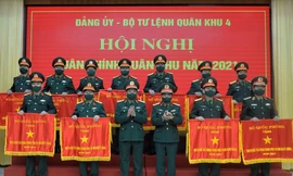 Lãnh đạo Quân khu 4 trao Cờ thi đua của Bộ Quốc phòng cho các tập thể xuất sắc, ngày 28/12