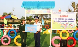 Đại diện Ban Phụ nữ Quân đội trao tặng đồ chơi cho “Khu vui chơi tuổi thơ” cho Nhà công vụ BTL Vùng Cảnh sát biển 2. Ảnh: CTV