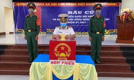 Cử tri Vùng 5 Hải quân ở tuyến đảo Tây Nam bỏ phiếu bầu cử đại biểu Quốc hội và đại biểu HĐND, ngày 21/5