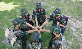 Sáu cán bộ, chiến sĩ Tiểu đoàn Cối 100 bày tỏ quyết tâm lên đường chống dịch