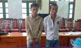 Hai đối tượng Giàng Seo Lìn (bên phải) và Giàng Seo Chư cùng tang vật vụ án