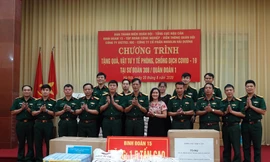 Ảnh: Đại diện các đơn vị trao tặng quà, vật tư y tế cho Sư đoàn 308, chiều 20/8